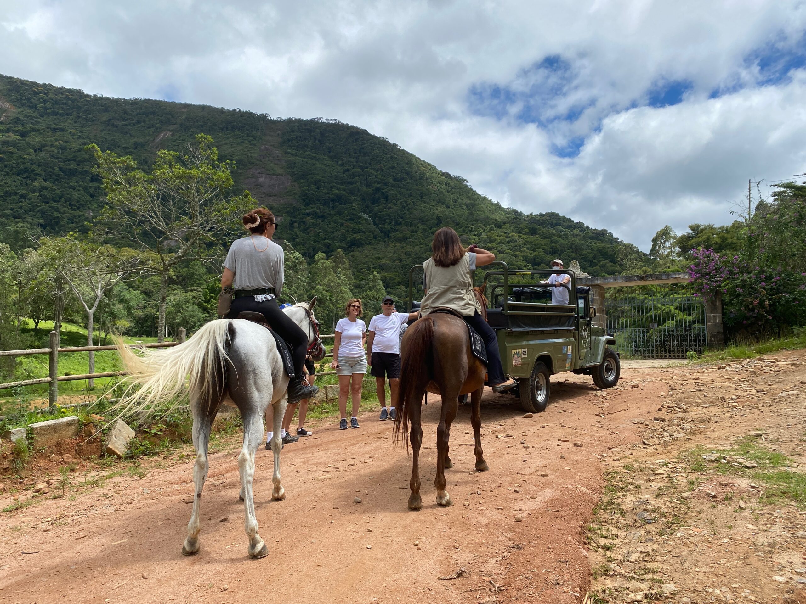 Cavalgada e Passeios de Jeep, no Brejal